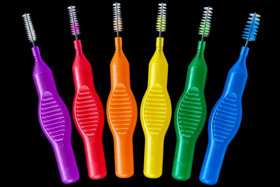 Les six brossettes droites de la gamme, du violet au bleu